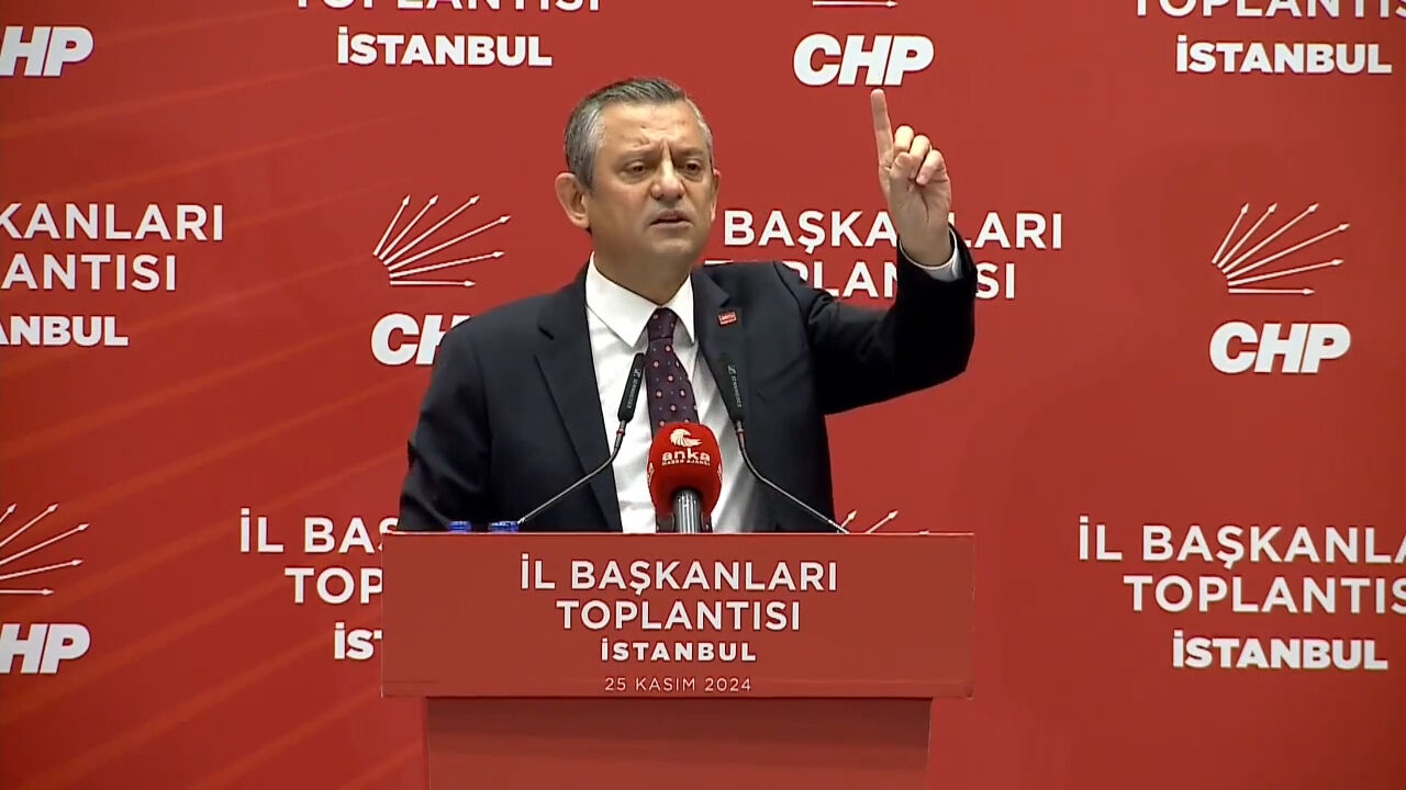 CHP Genel Başkanı Özgür Özel korsan kılıçlı yemin töreni yapan teğmenlere sahip çıktı - 3. Resim