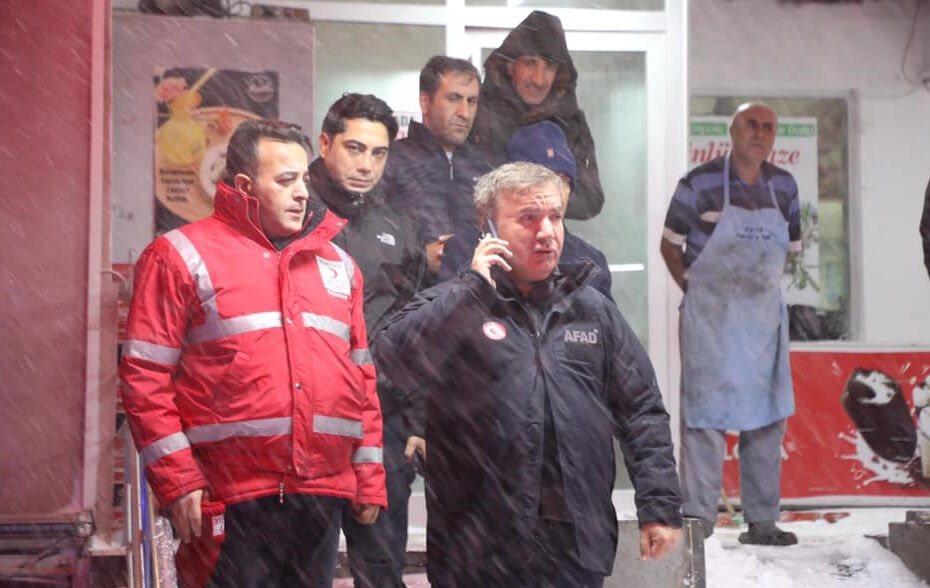 Erzincan'da vatandaşlar kar ve tipiden mahsur kaldı! Ekipler seferber oldu Erzincan'da vatandaşlar kar ve tipiden mahsur kaldı! Ekipler seferber oldu - 2. Resim