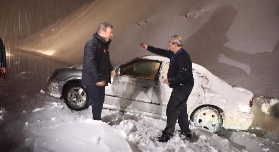 Erzincan'da vatandaşlar kar ve tipiden mahsur kaldı! Ekipler seferber oldu Erzincan'da vatandaşlar kar ve tipiden mahsur kaldı! Ekipler seferber oldu - 3. Resim