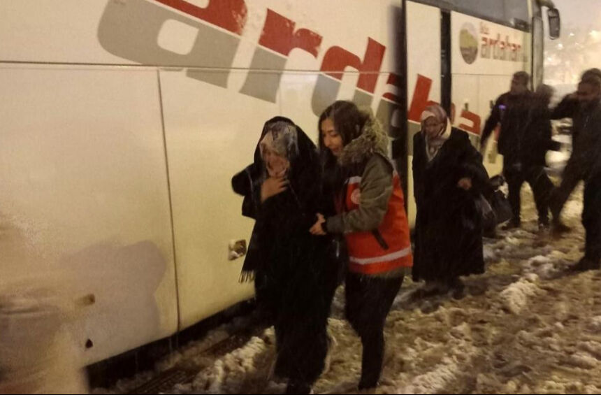 Erzincan'da vatandaşlar kar ve tipiden mahsur kaldı! Ekipler seferber oldu Erzincan'da vatandaşlar kar ve tipiden mahsur kaldı! Ekipler seferber oldu - 1. Resim