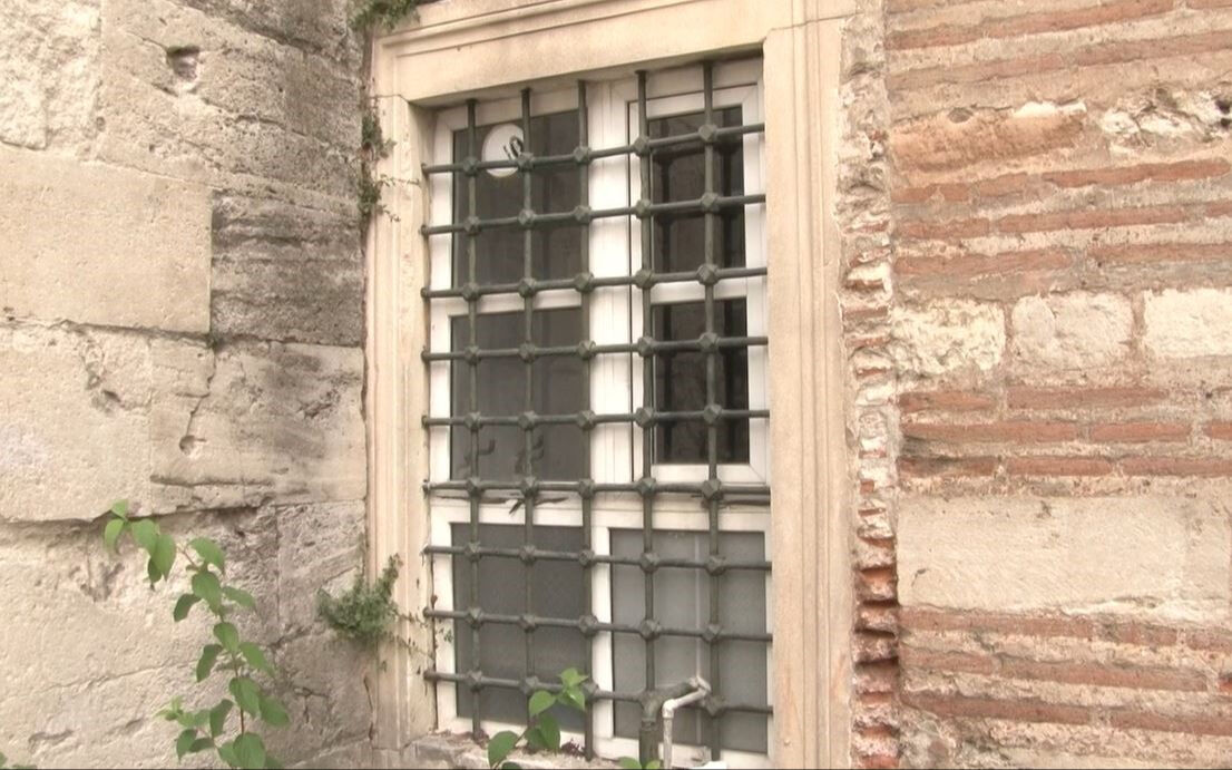 İstanbul'da 439 yıllık Mehmed Ağa Camii'ne plastik pencere takıldı Fatih'te 439 yıllık Mehmed Ağa Camii'ne plastik pencere takıldı! İstanbul'da tarihi külliye harabeye döndü - 1. Resim