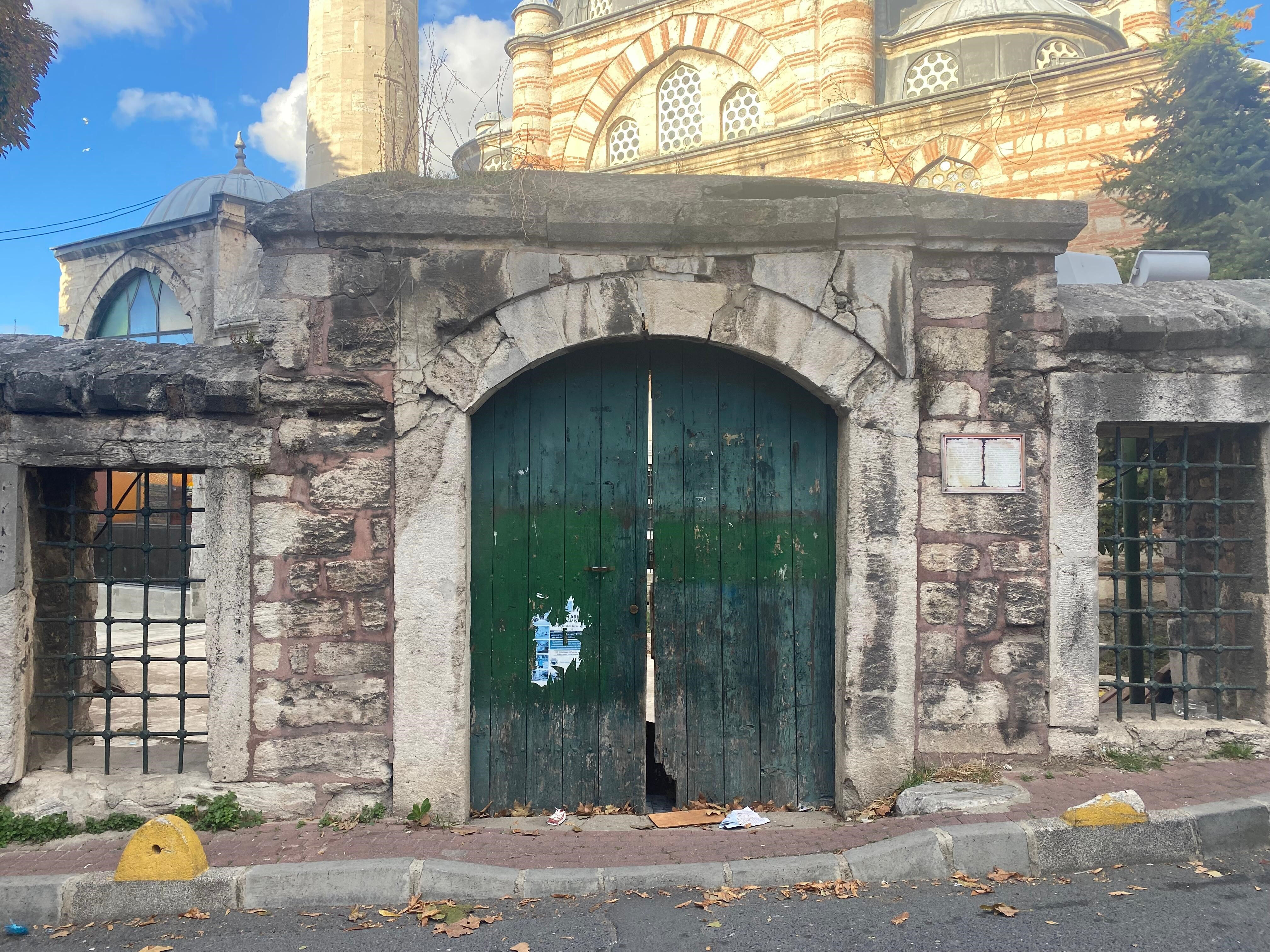 İstanbul'da 439 yıllık Mehmed Ağa Camii'ne plastik pencere takıldı Fatih'te 439 yıllık Mehmed Ağa Camii'ne plastik pencere takıldı! İstanbul'da tarihi külliye harabeye döndü - 2. Resim