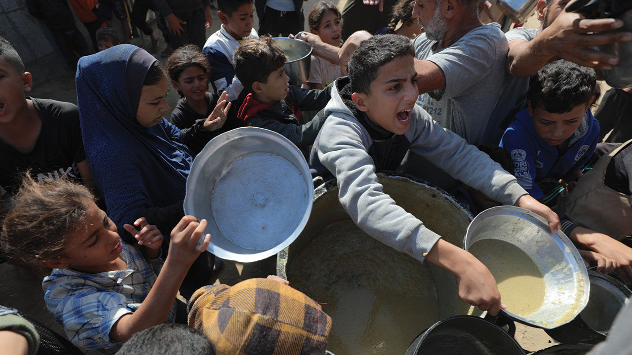 Filistinliler Gazze'de açlıkla mücadele ediyor! Yağma gıda fiyatlarını uçurdu - 1. Resim
