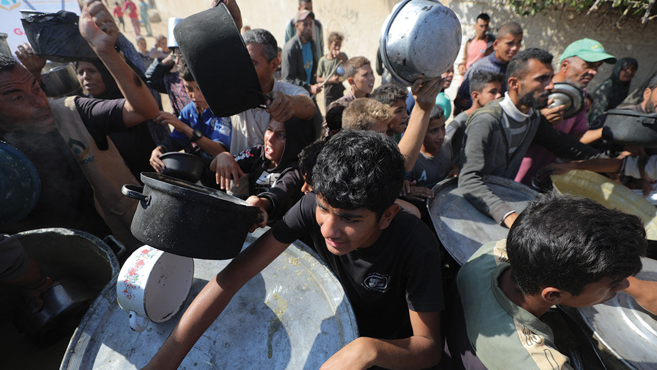 Filistinliler Gazze'de açlıkla mücadele ediyor! Yağma gıda fiyatlarını uçurdu - 4. Resim