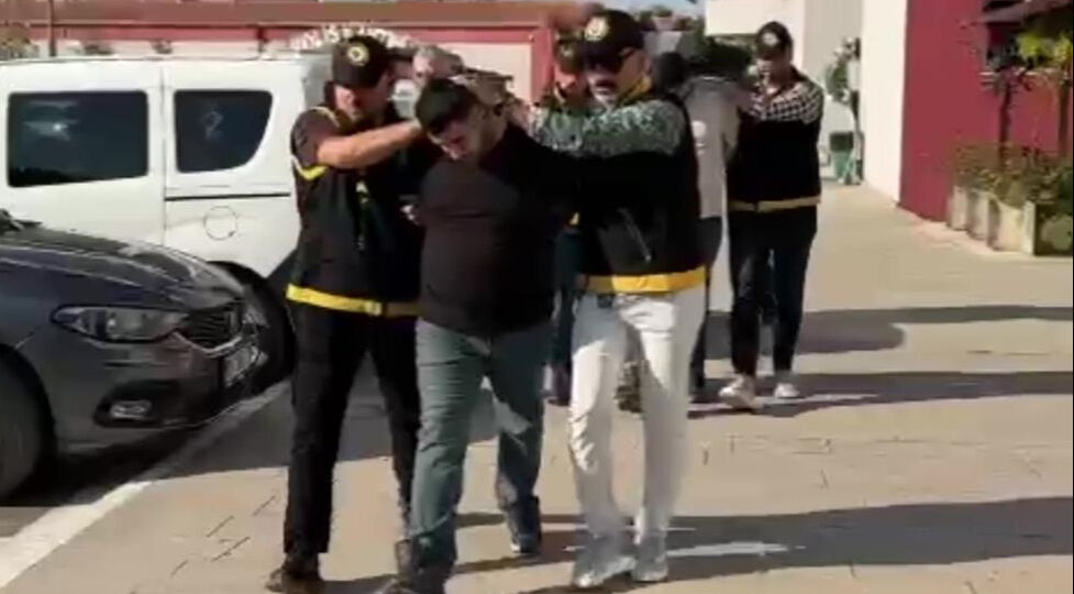 Haraç istedikleri galericinin evine mermi yağdırdılar! Korku dolu anlar güvenlik kamerasında Haraç istedikleri galericinin evine mermi yağdırdılar! Korku dolu anlar güvenlik kamerasında - 1. Resim