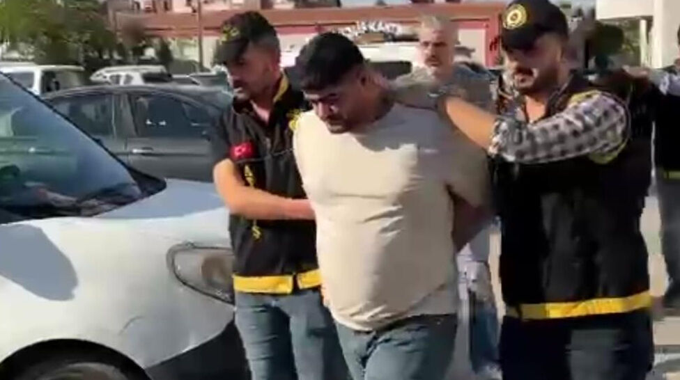 Haraç istedikleri galericinin evine mermi yağdırdılar! Korku dolu anlar güvenlik kamerasında Haraç istedikleri galericinin evine mermi yağdırdılar! Korku dolu anlar güvenlik kamerasında - 2. Resim