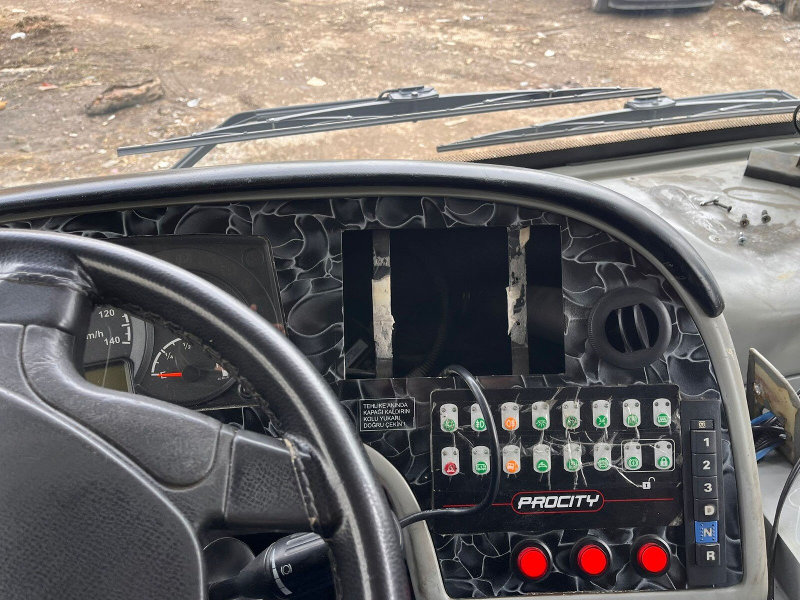 İETT otobüsünü çaldılar! Parçalarken yakalandılar: 2 kişi tutuklandı - 3. Resim