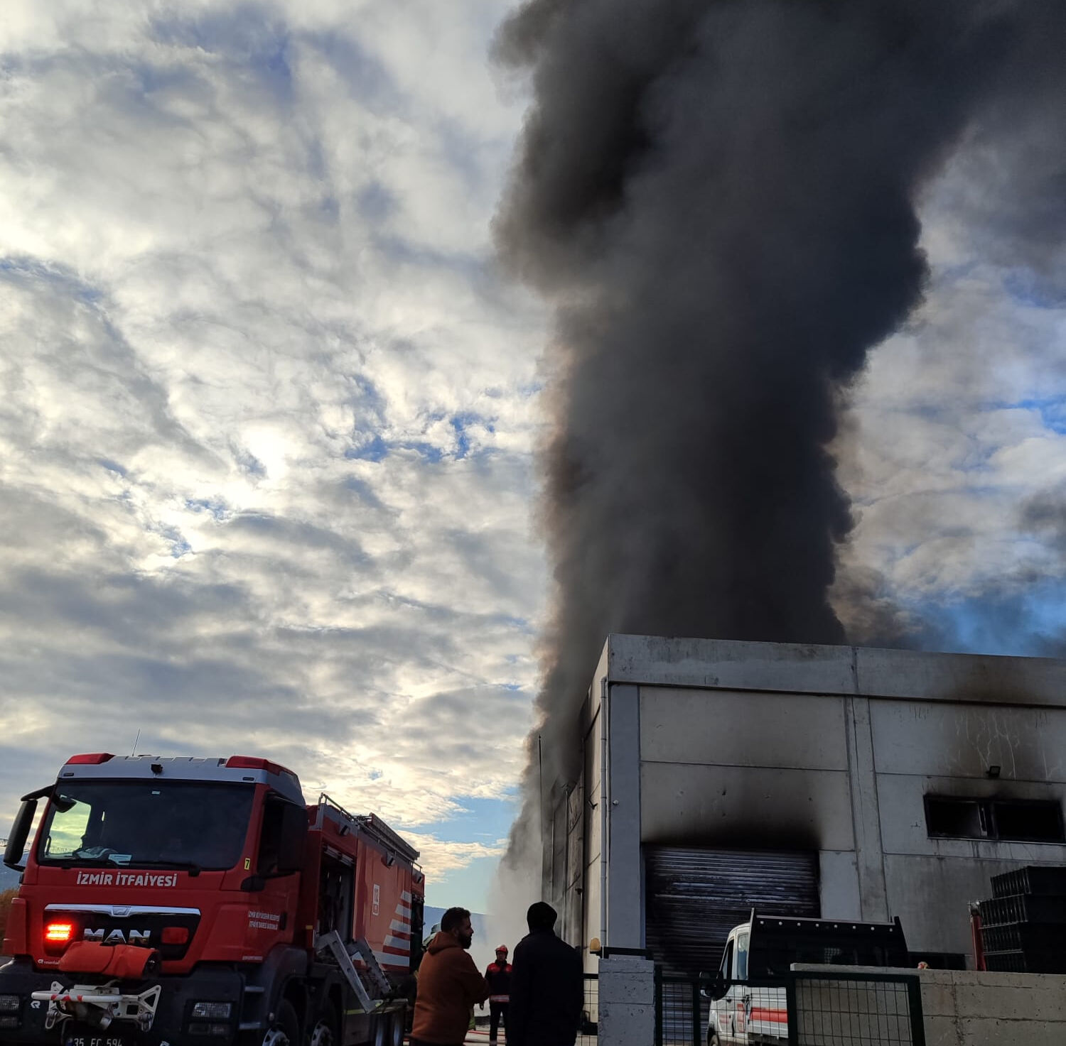 İzmir Selçuk'ta fabrika alevlere teslim oldu! Çok sayıda ekip olay yerinde - 1. Resim