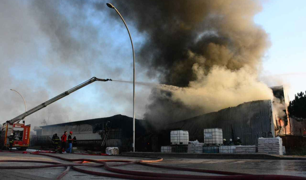 İzmir Tüpraş patlaması neden oldu? Tüpraş'tan ilk resmi açıklama geldi! - 1. Resim