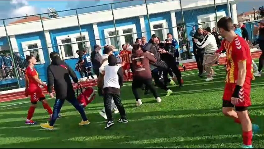 Karasuspor-Hendekspor maçı bitti ortalık savaş alanına döndü! Tekme ve tokatlar havada uçuştu - 3. Resim