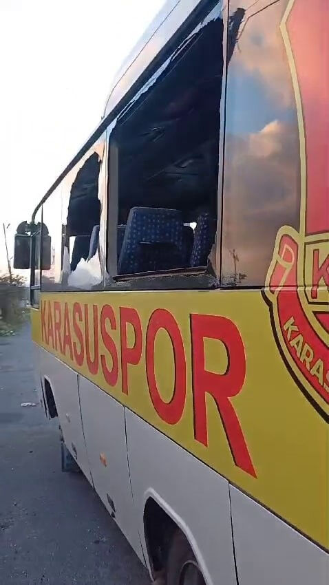 Karasuspor-Hendekspor maçı bitti ortalık savaş alanına döndü! Tekme ve tokatlar havada uçuştu - 4. Resim