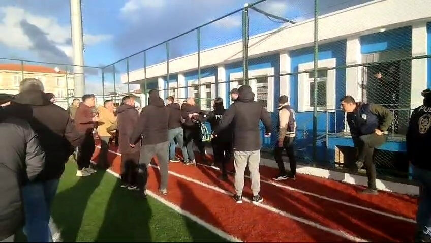 Karasuspor-Hendekspor maçı bitti ortalık savaş alanına döndü! Tekme ve tokatlar havada uçuştu - 1. Resim