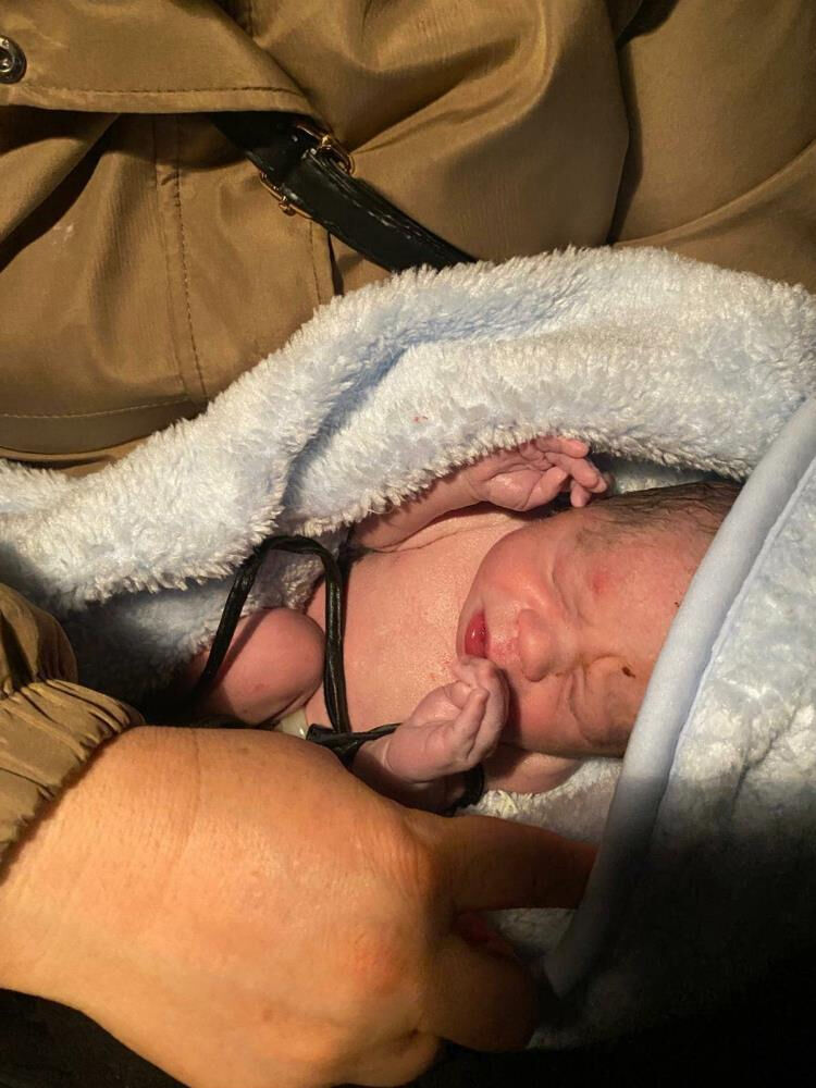 Karda mahsur kalan hamile kadın jandarma aracında doğum yaptı Karda mahsur kalan hamile kadın jandarma aracında doğum yaptı - 1. Resim