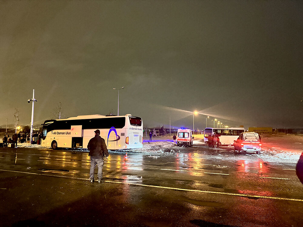 Kayseri'de yolcu otobüsü, işçi servisi ile çarpıştı! Çok sayıda yaralı var - 2. Resim