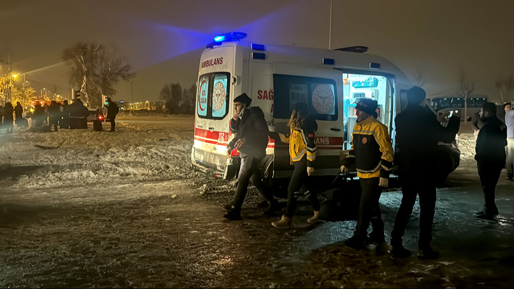 Kayseri'de yolcu otobüsü, işçi servisi ile çarpıştı! Çok sayıda yaralı var - 3. Resim