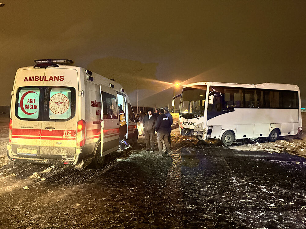 Kayseri'de yolcu otobüsü, işçi servisi ile çarpıştı! Çok sayıda yaralı var - 1. Resim