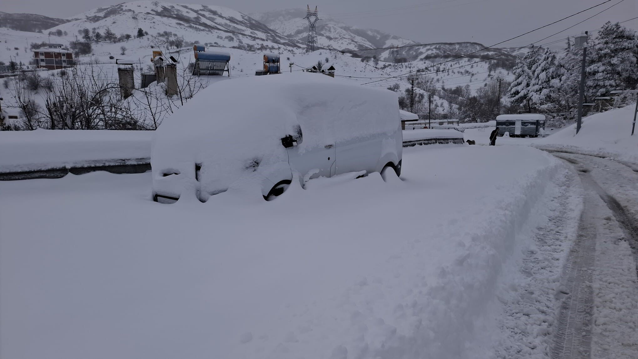 Köylüler evlerinde mahsur kaldı, 100'lerce yol ulaşıma kapandı! Köylüler evlerinde mahsur kaldı, 100'lerce yol ulaşıma kapandı! - 8. Resim