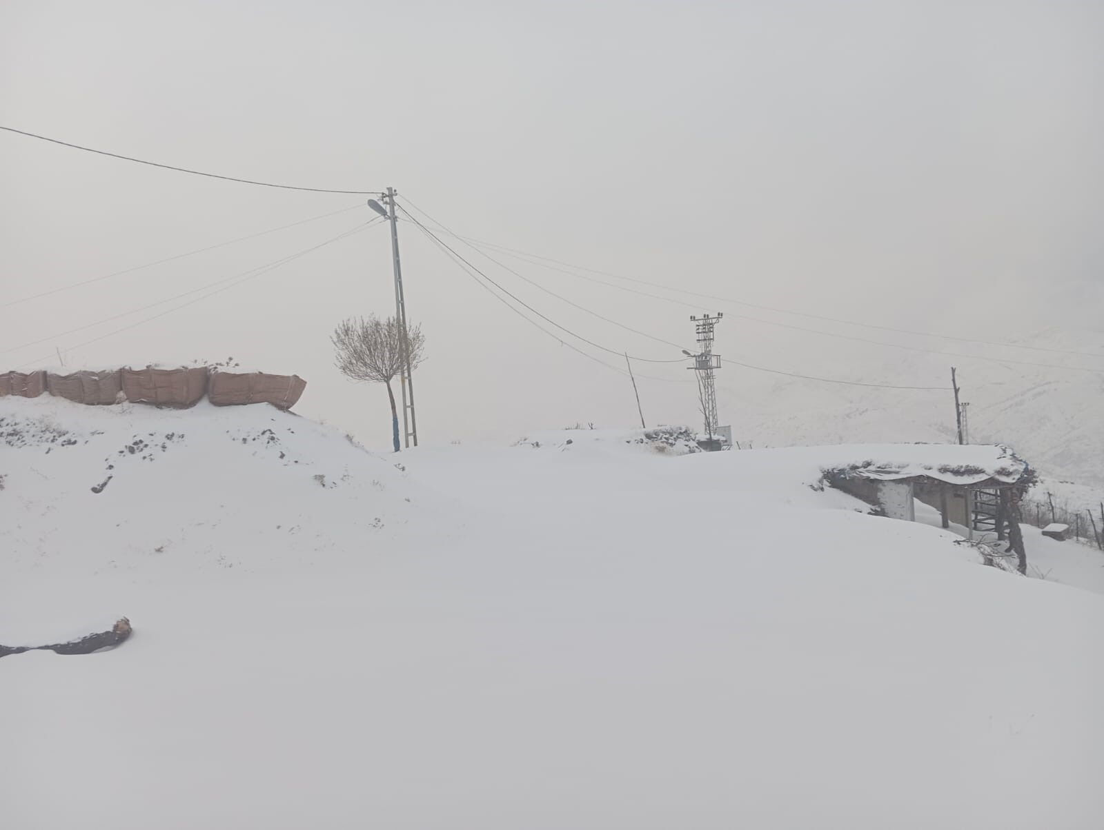 Köylüler evlerinde mahsur kaldı, 100'lerce yol ulaşıma kapandı! Köylüler evlerinde mahsur kaldı, 100'lerce yol ulaşıma kapandı! - 4. Resim