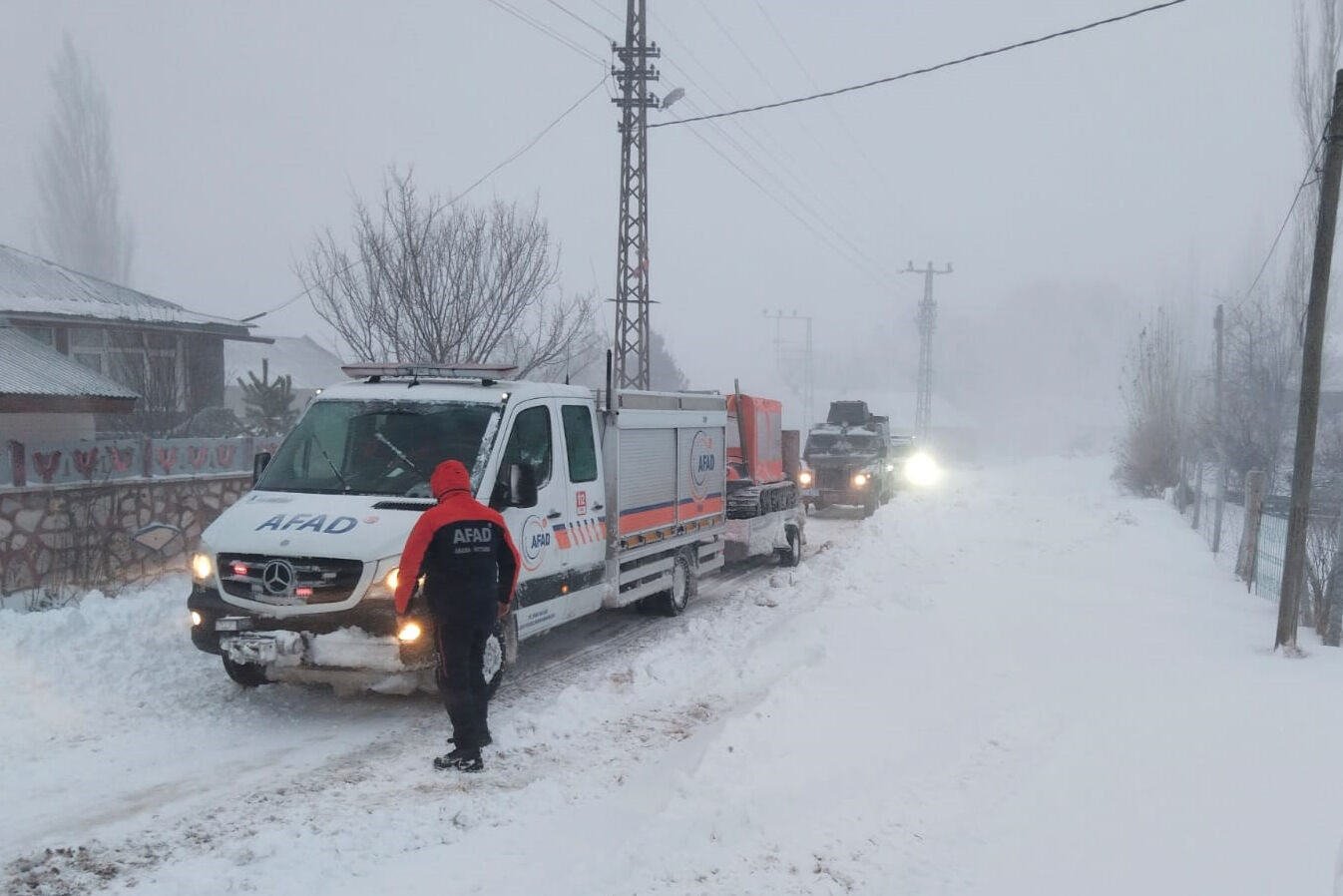 Köylüler evlerinde mahsur kaldı, 100'lerce yol ulaşıma kapandı! Köylüler evlerinde mahsur kaldı, 100'lerce yol ulaşıma kapandı! - 1. Resim