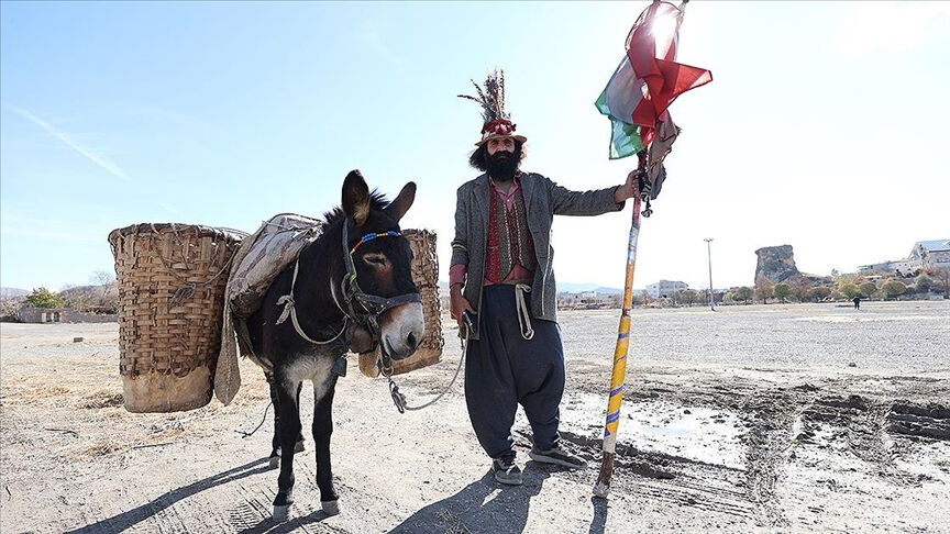 Yıllardır yürüyen adam! Bir elinde asa bir elinde yular şehir şehir dolaşıyor - 1. Resim