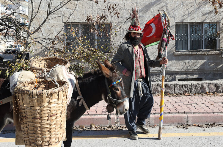 Yıllardır yürüyen adam! Bir elinde asa bir elinde yular şehir şehir dolaşıyor - 3. Resim