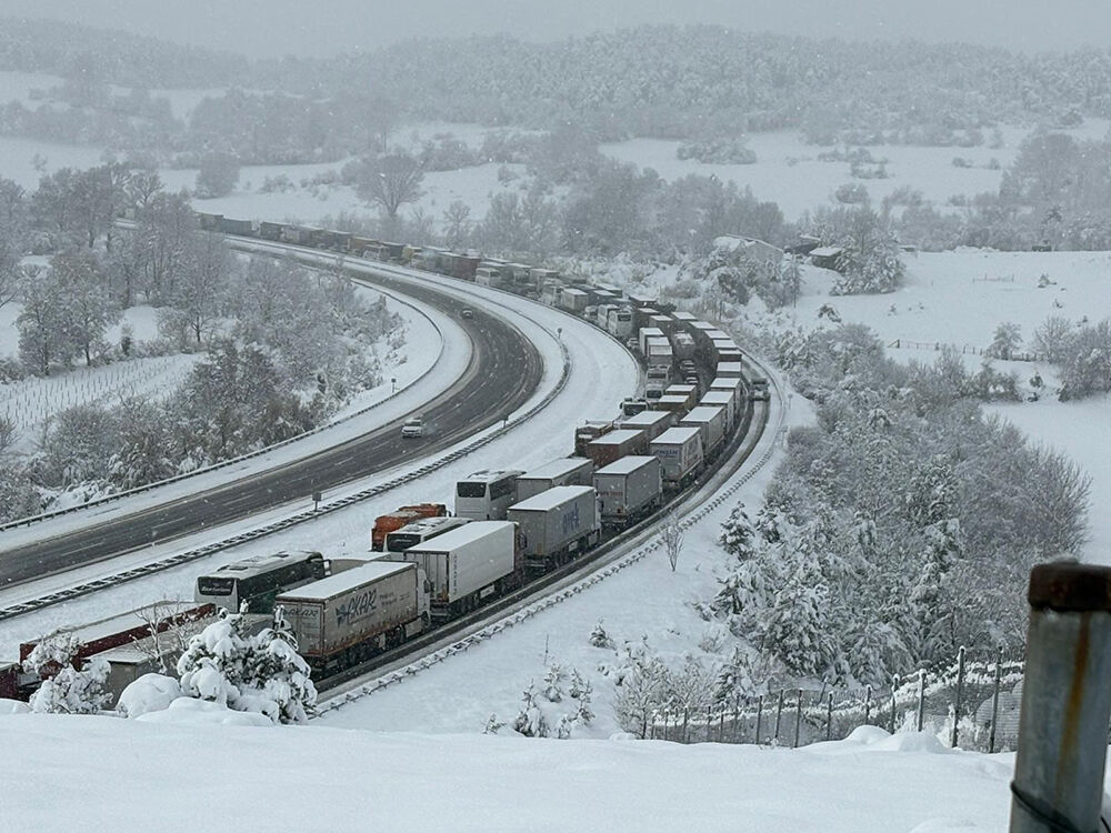 Yollar kapandı, insanlar mahsur kaldı, okullar tatil edildi! Meteoroloji'den bir kritik uyarı daha geldi - 1. Resim