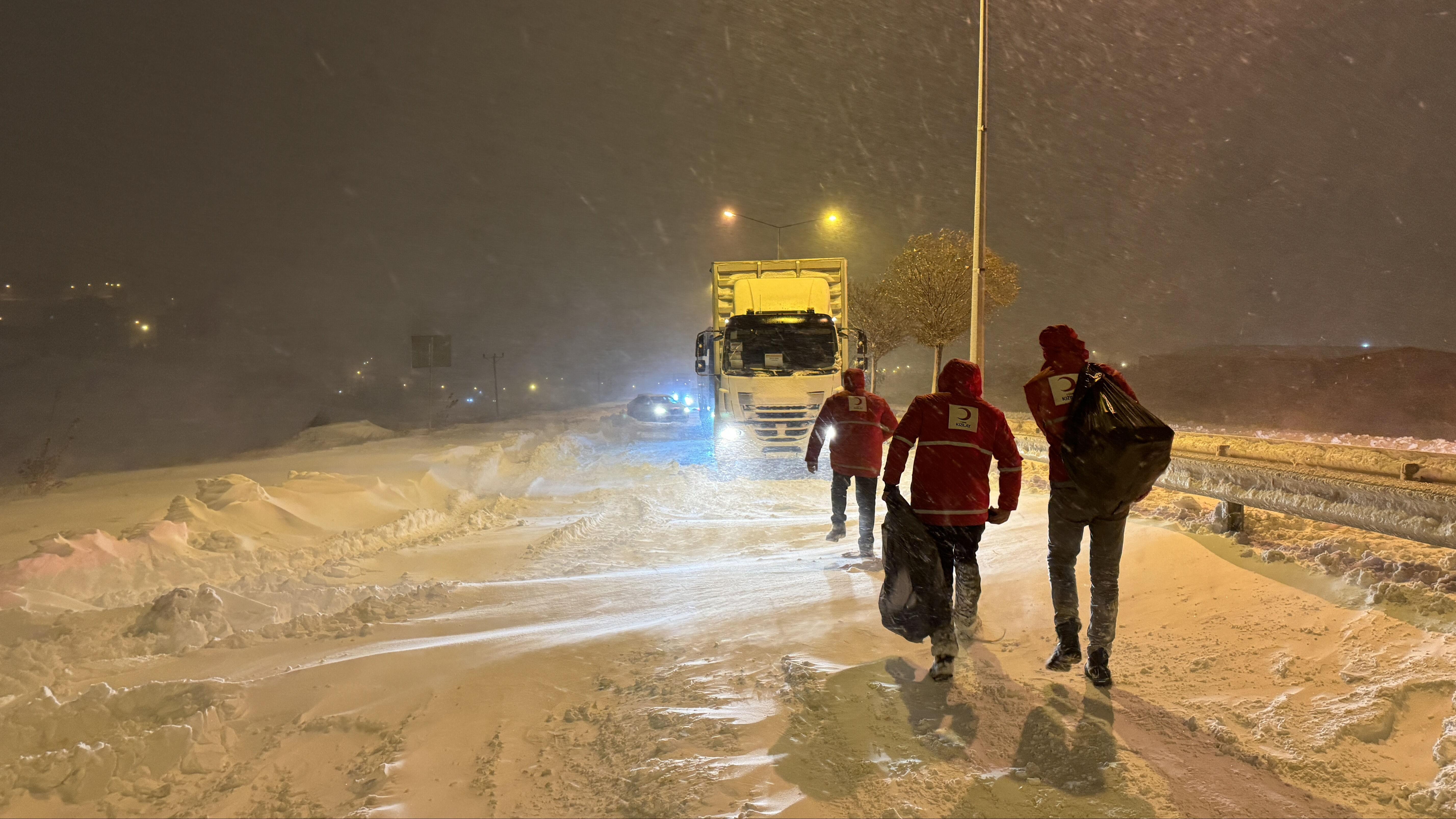 Yollar kapandı, insanlar mahsur kaldı, okullar tatil edildi! Meteoroloji'den bir kritik uyarı daha geldi - 6. Resim