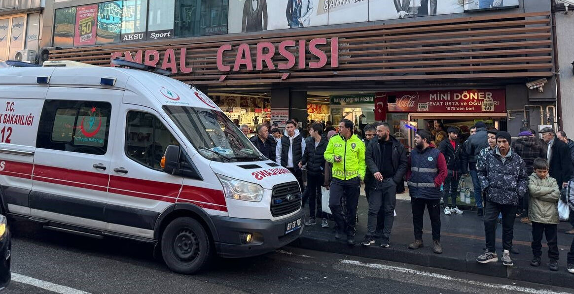 AVM'de korkunç olay! Herkesin gözü önünde 3. kattan aşağı atladı AVM'de korkunç olay! Herkesin gözü önünde 3. kattan aşağı atladı - 1. Resim