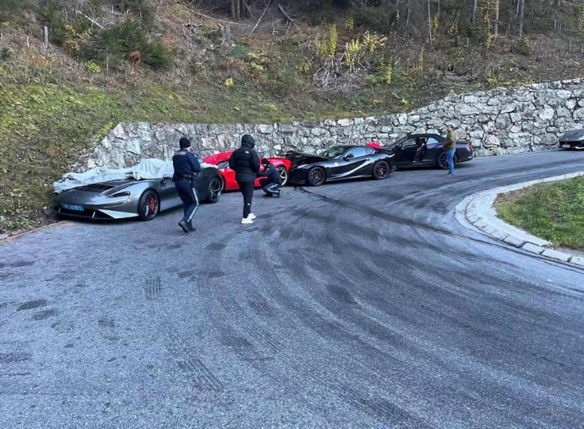 Bomboş yolda kaza yaptılar: Ferrari LaFerrari, 812 Superfast, ve McLaren Elva - 1. Resim