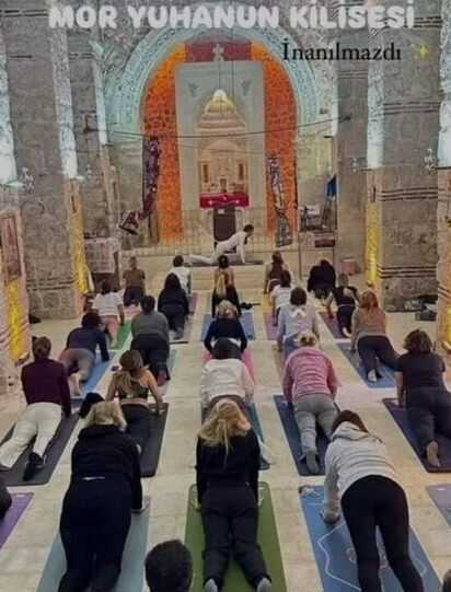 Camideki çekimin ardından Mardin'deki kilisede yoga skandalı! Tepki yağdı Camideki çekimin ardından Mardin'deki kilisede yoga skandalı! Tepki yağdı - 1. Resim