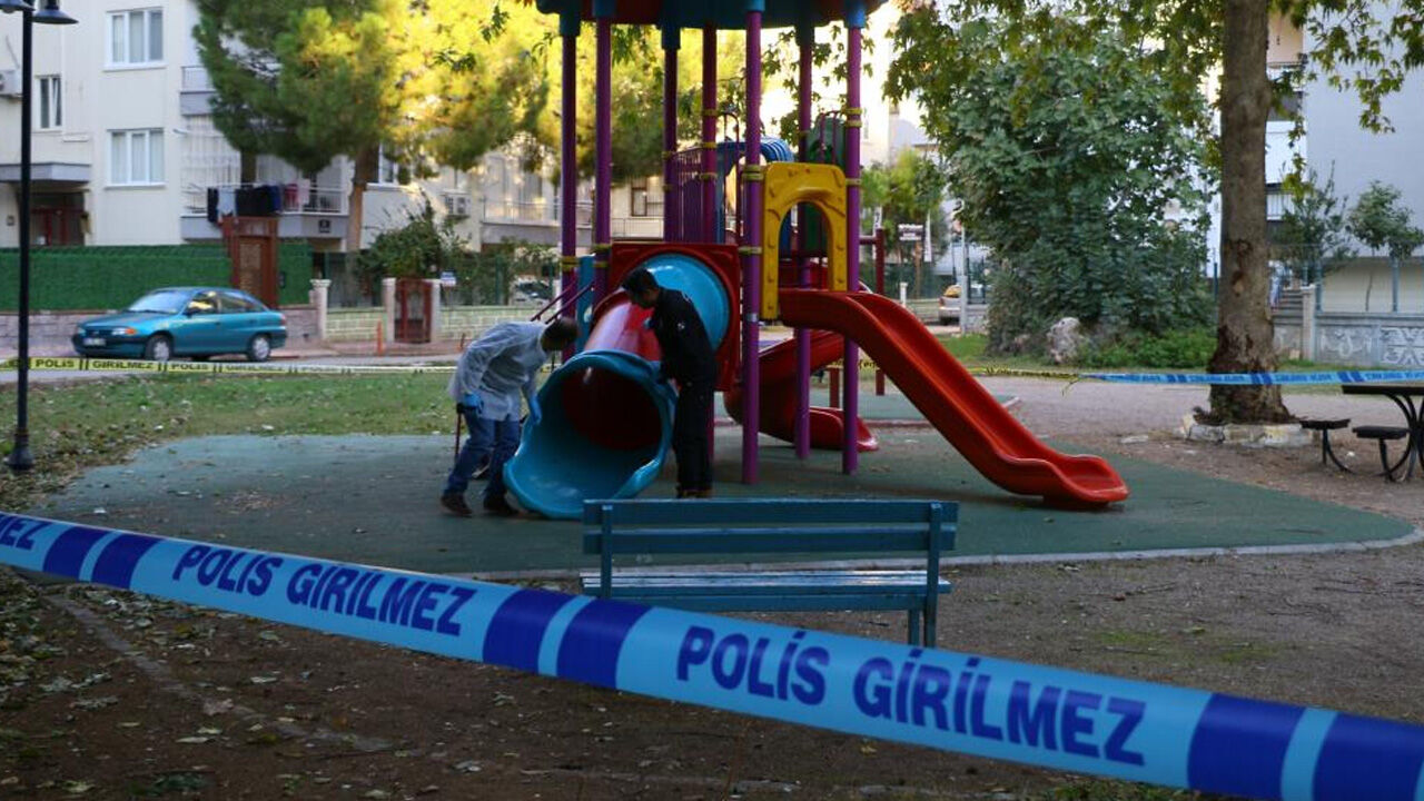 Çocuk parkında dehşet anları! Pompalı tüfekleri çıkardılar, 2 çocuk yaralandı - 1. Resim