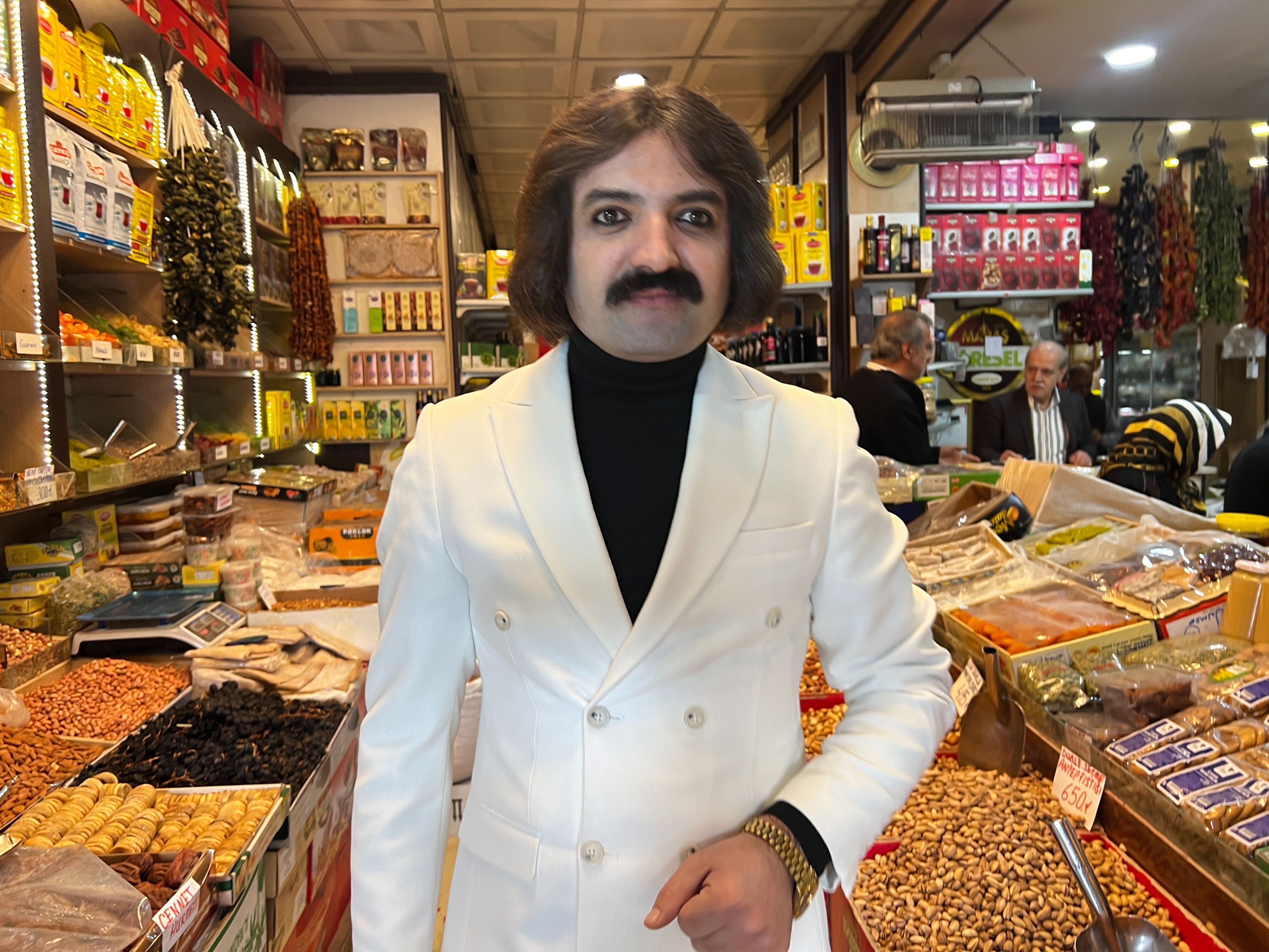 Ferdi Tayfur'a benzeyen kuruyemişçi cevap verdi: Bu tarz benim kimliğim! - 1. Resim