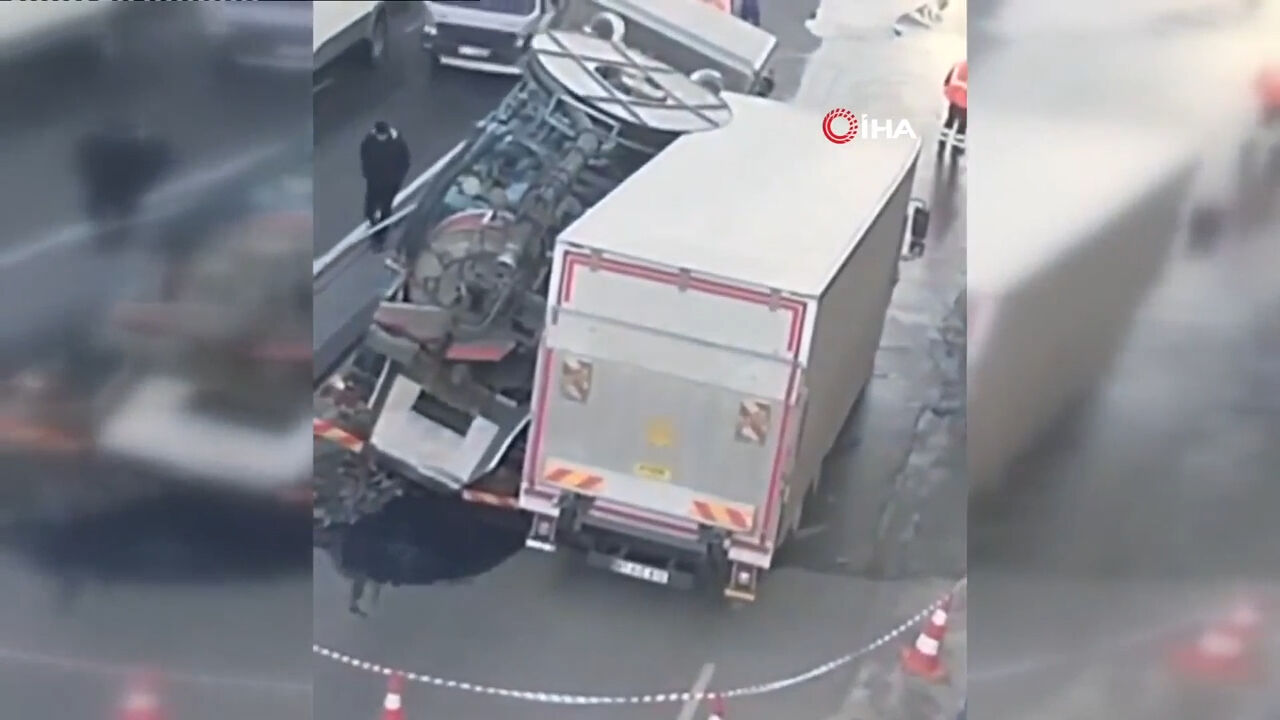 Güngören'de sıcak dakikalar! Yol çöktü, araçlar peş peşe çukura düştü - 1. Resim