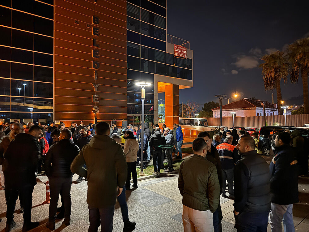 İzmir'in Bayraklı Belediyesi'nde grev başladı! 1.400 işçi görevi bıraktı - 2. Resim