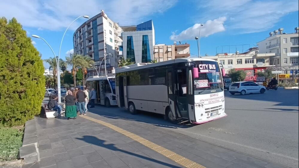 Kaza yapan minibüsçüye Alman yolcudan şok! Fiş gösterip parasını istedi - 1. Resim
