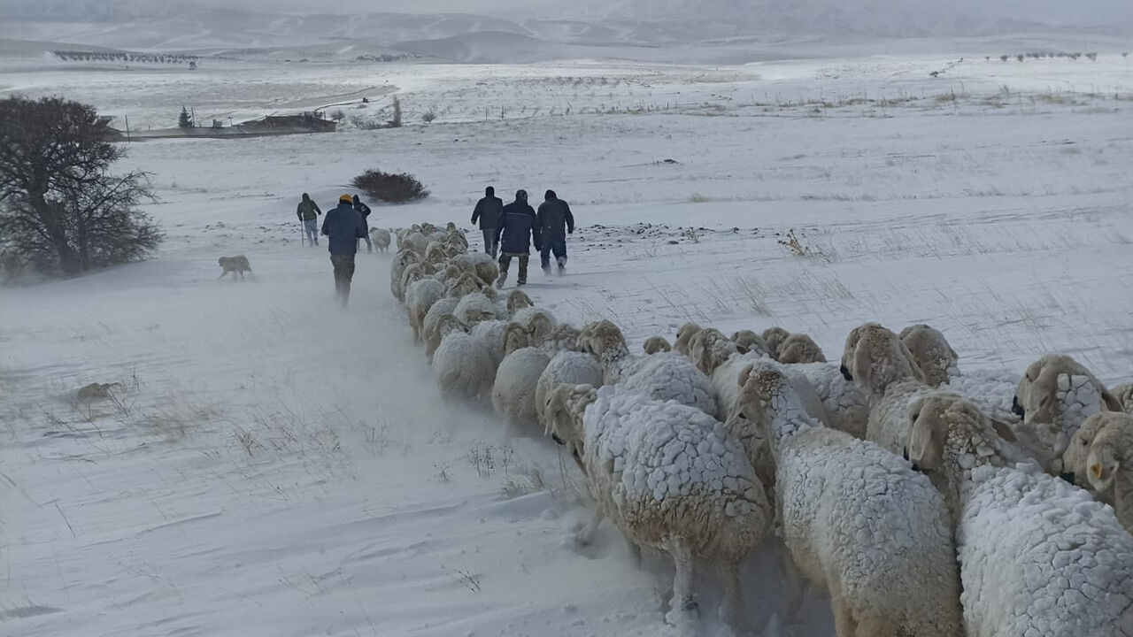 Kurtarma seferberliği! Kar hazırlıksız yakaladı, ekipler zamanla yarıştı - 1. Resim