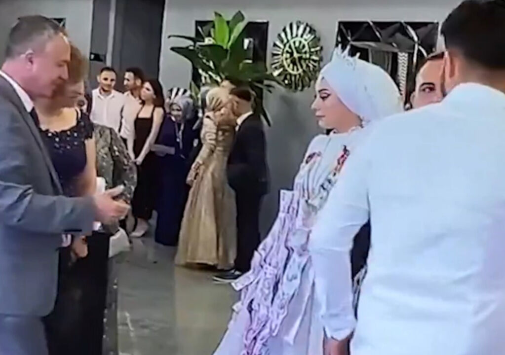 Takı töreninde ilginç hareket! Gelin ne yapacağını bilemedi Takı töreninde ilginç hareket! Gelin ne yapacağını bilemedi - 1. Resim