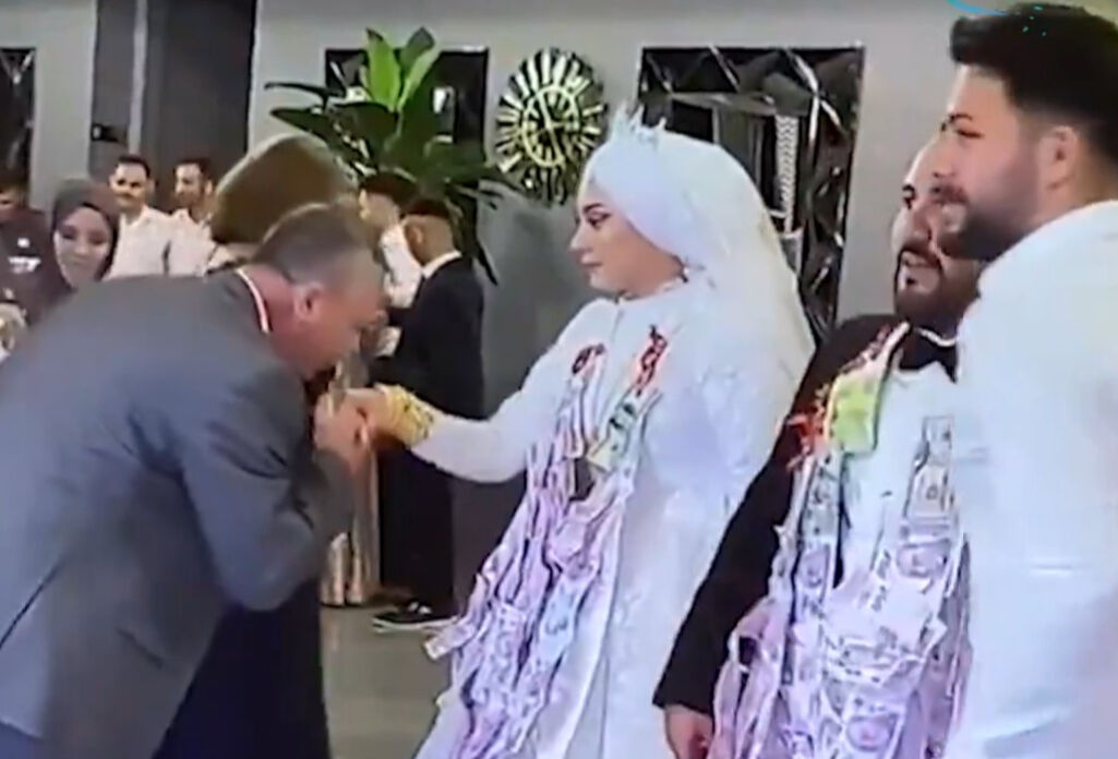 Takı töreninde ilginç hareket! Gelin ne yapacağını bilemedi Takı töreninde ilginç hareket! Gelin ne yapacağını bilemedi - 2. Resim