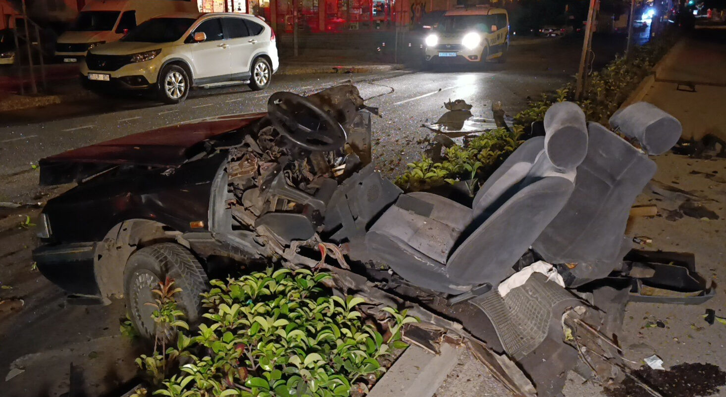 Aydınlatma direğine çarpan otomobil ikiye bölündü! Feci şekilde can verdi - 1. Resim