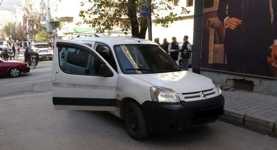 "Dur" ihtarına uymayıp kaçan sürücünün aracından neler çıktı neler - 1. Resim