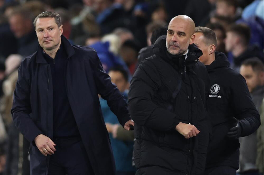 Feyenoord ile 3-3 beraber kalan Manchester City'nin hocası Guardiola sinir krizi geçirdi - 1. Resim