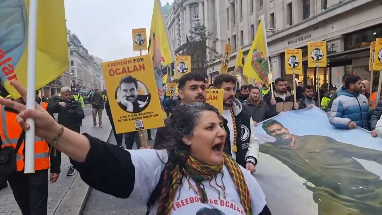 İngiltere polisi PKK destekçilerini gözaltına aldı! Helen Flanagan'dan tehdit altındakilere çağrı - 4. Resim