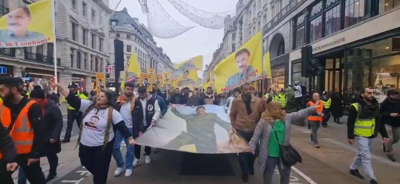İngiltere polisi PKK destekçilerini gözaltına aldı! Helen Flanagan'dan tehdit altındakilere çağrı - 1. Resim