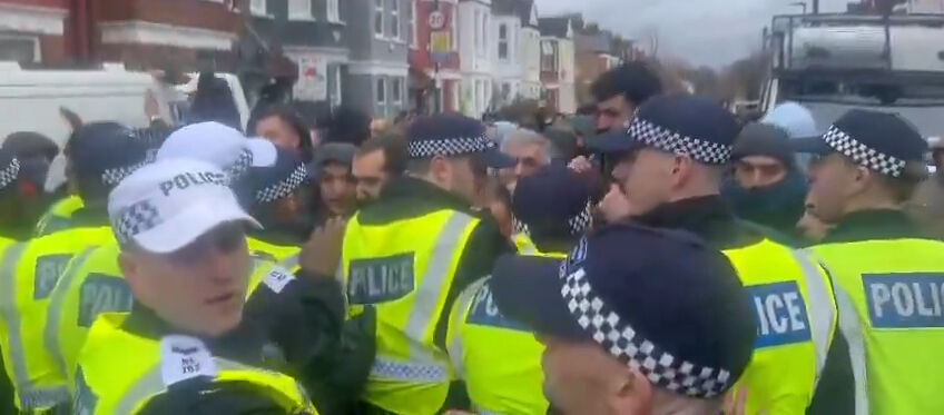 İngiltere polisi PKK destekçilerini gözaltına aldı! Helen Flanagan'dan tehdit altındakilere çağrı - 2. Resim