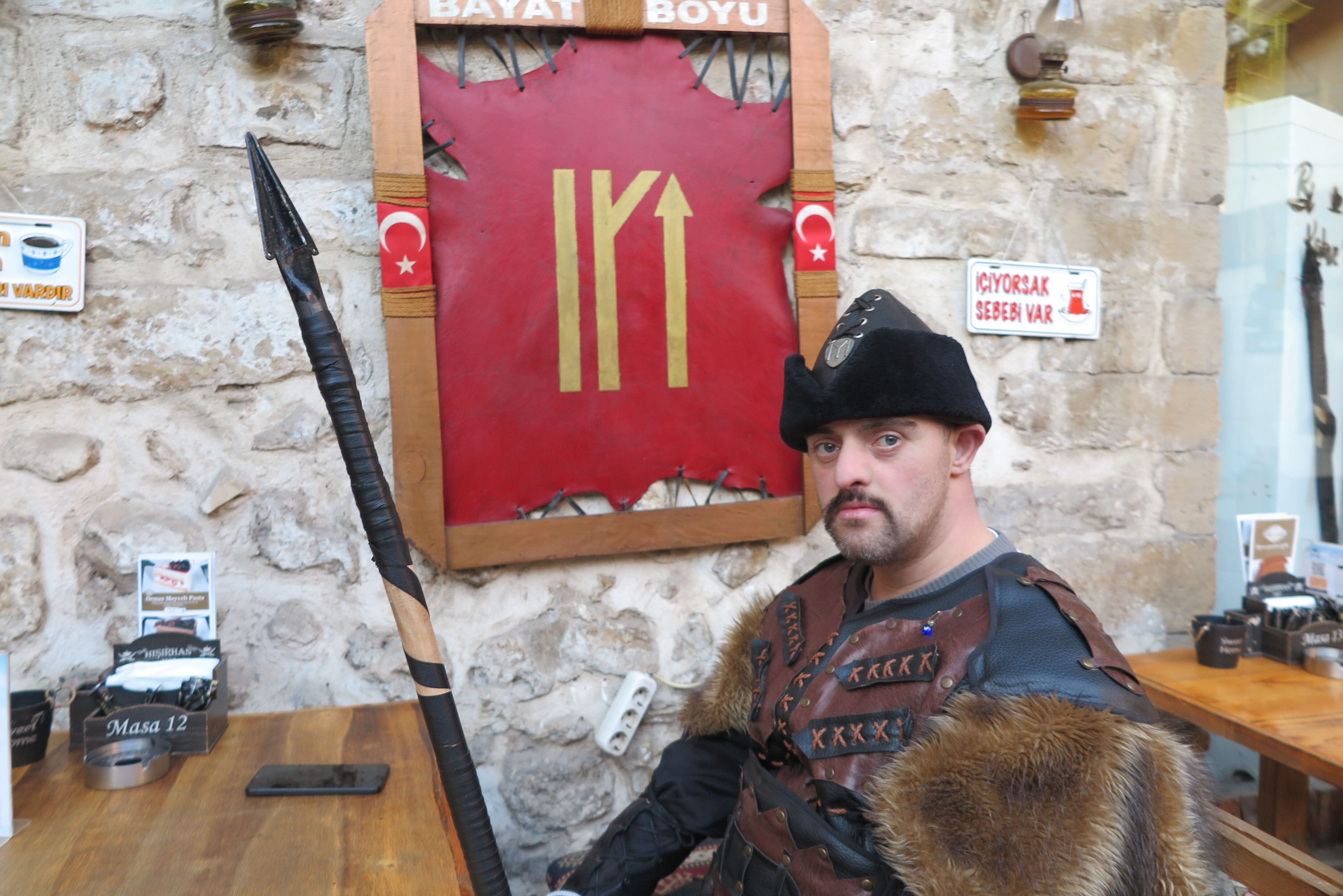 Kuruluş Osman kıyafetini çıkarmıyor! Down sendromlu genç 500 yıllık çarşının maskotu oldu - 3. Resim