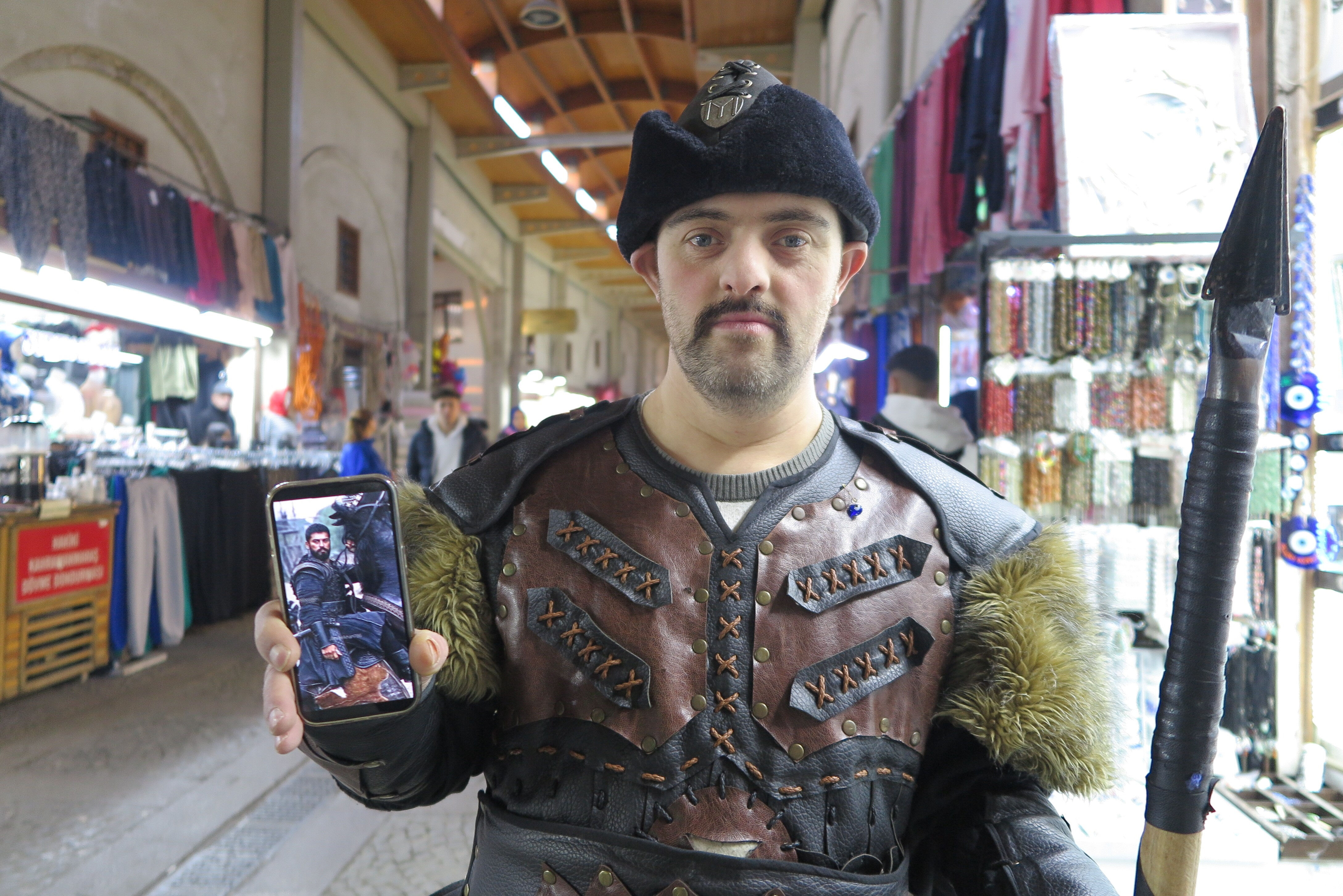 Kuruluş Osman kıyafetini çıkarmıyor! Down sendromlu genç 500 yıllık çarşının maskotu oldu - 2. Resim