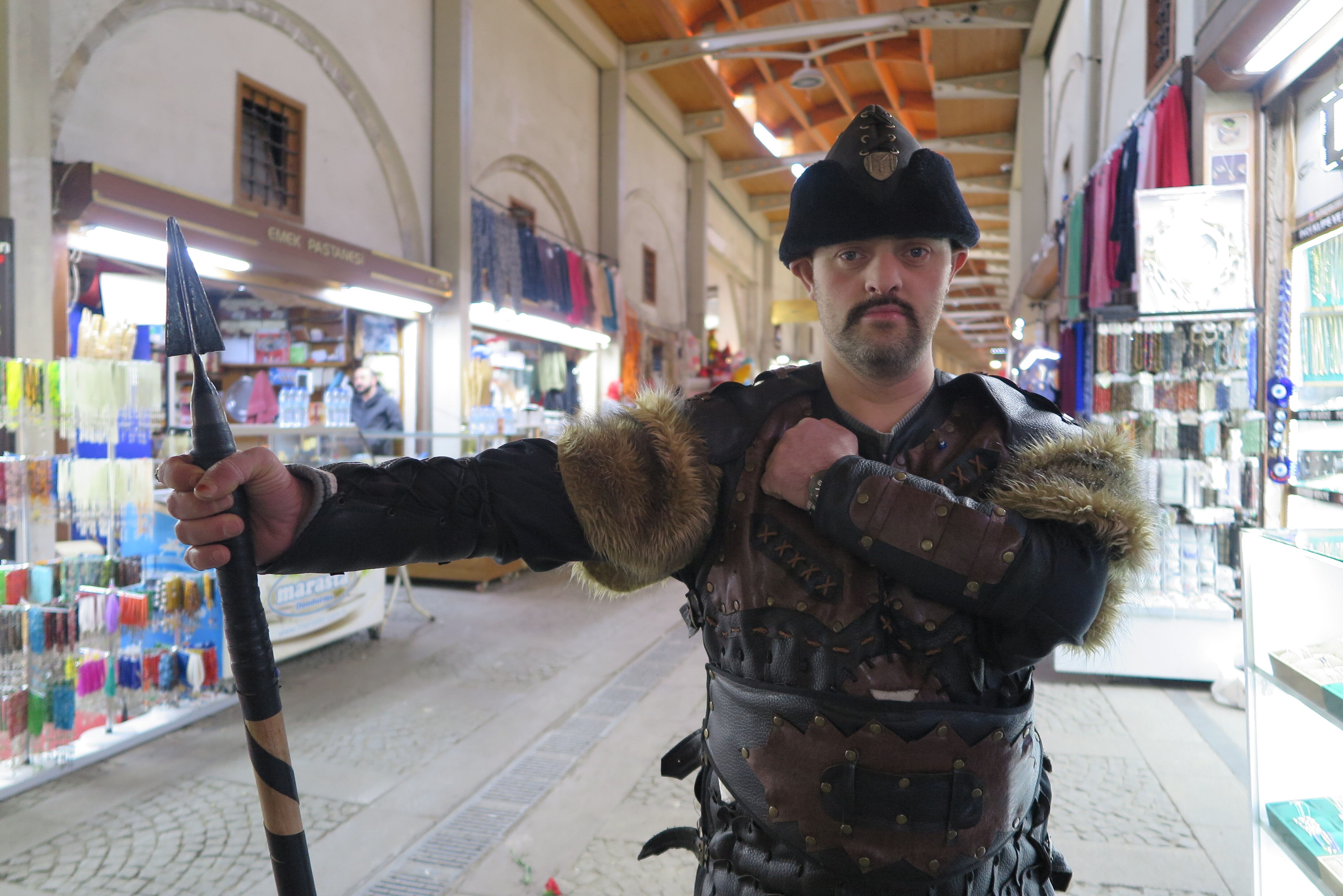 Kuruluş Osman kıyafetini çıkarmıyor! Down sendromlu genç 500 yıllık çarşının maskotu oldu - 1. Resim