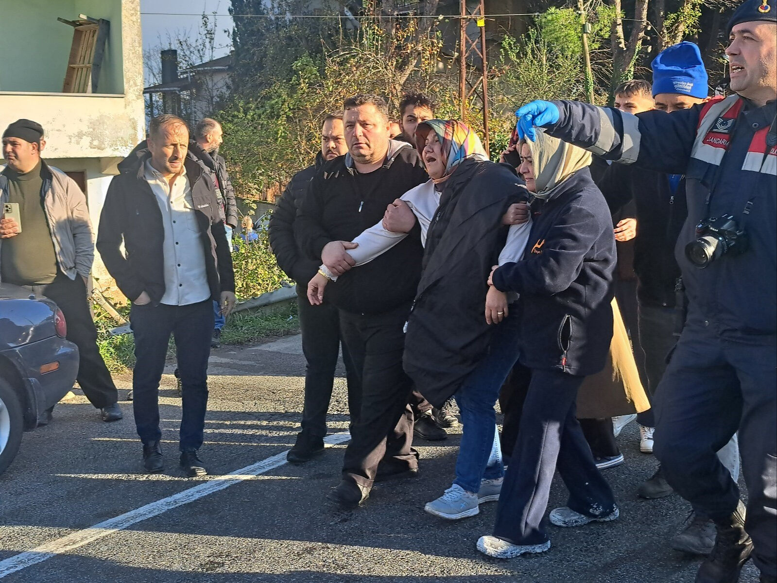 Otomobil, kavşaktan dönen kamyona arkadan çarptı: 3 ölü - 1. Resim