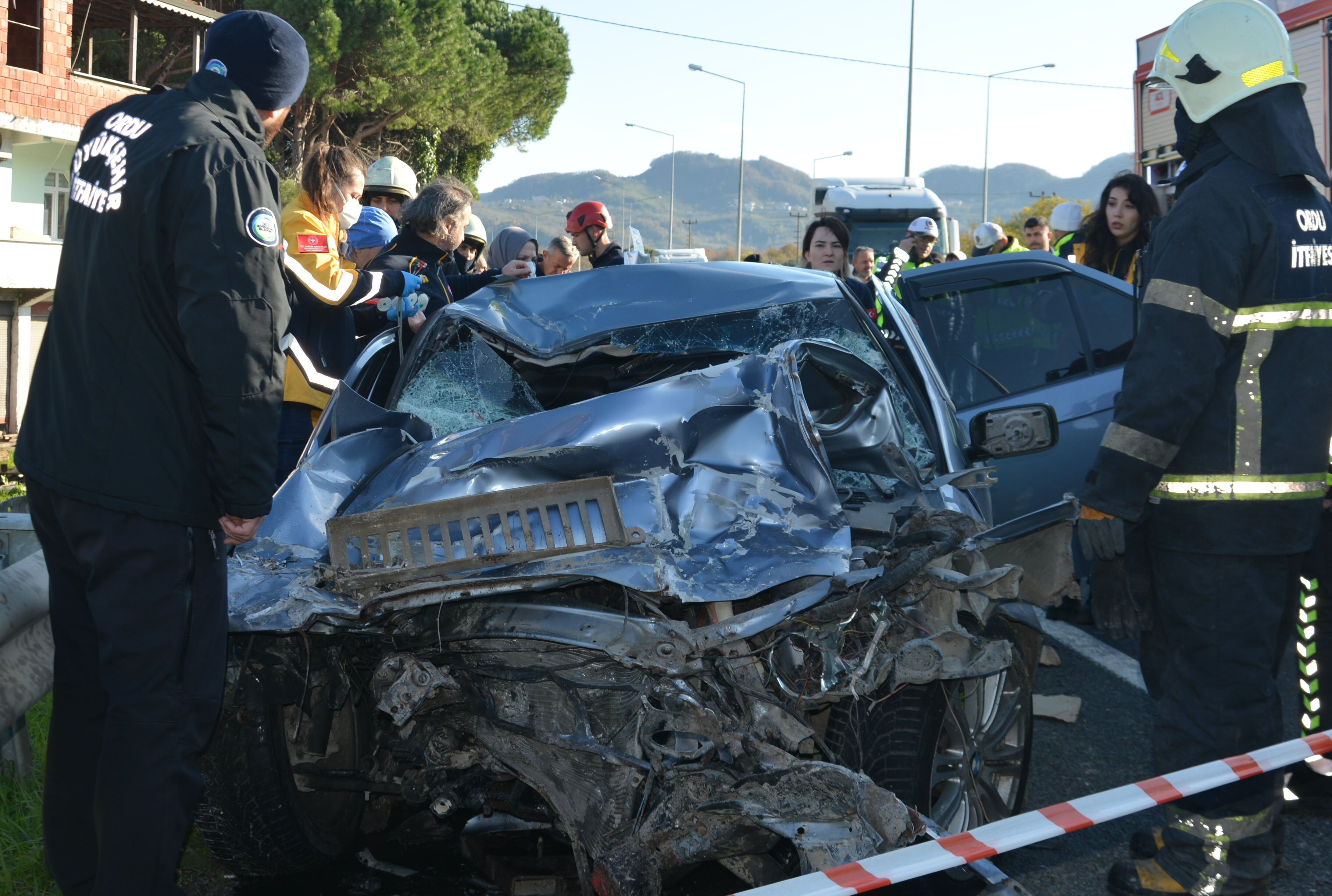 Otomobil, kavşaktan dönen kamyona arkadan çarptı: 3 ölü - 2. Resim