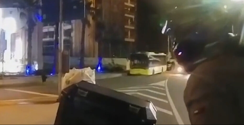 Sarıyer'de başıboş köpek dehşeti! Çarpmamak için duran motosikletliyi ısırdılar Sarıyer'de başıboş köpek dehşeti! Çarpmamak için duran motosikletliyi ısırdılar - 3. Resim